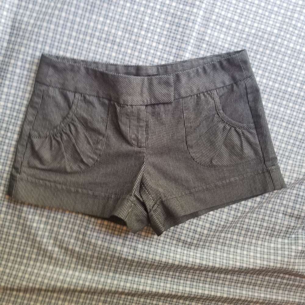 🌻3/$20 Joe Benbasset pinstripe mini shorts